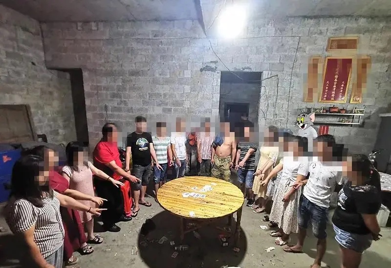 广西靖西一个赌窝被警方一锅端，现场缴获大量赌资，并抓获15人！ 广西,靖西,西一,一个,赌窝