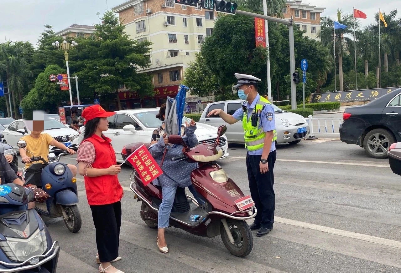 百色公安交警严查摩托车、电动车加装遮阳伞行为 百色,公安,公安交警,交警,严查