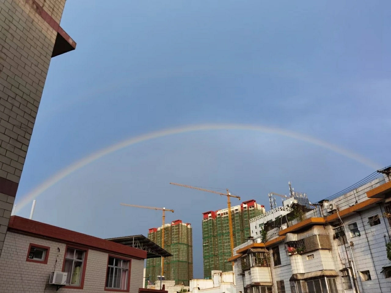 百色狂风暴雨老人街头淋雨，路人赠伞后默默离去 百色,狂风,狂风暴雨,风暴,暴雨