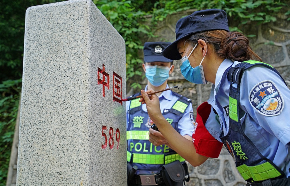 百色边境民警描红界碑迎国庆 百色,边境,民警,描红,界碑