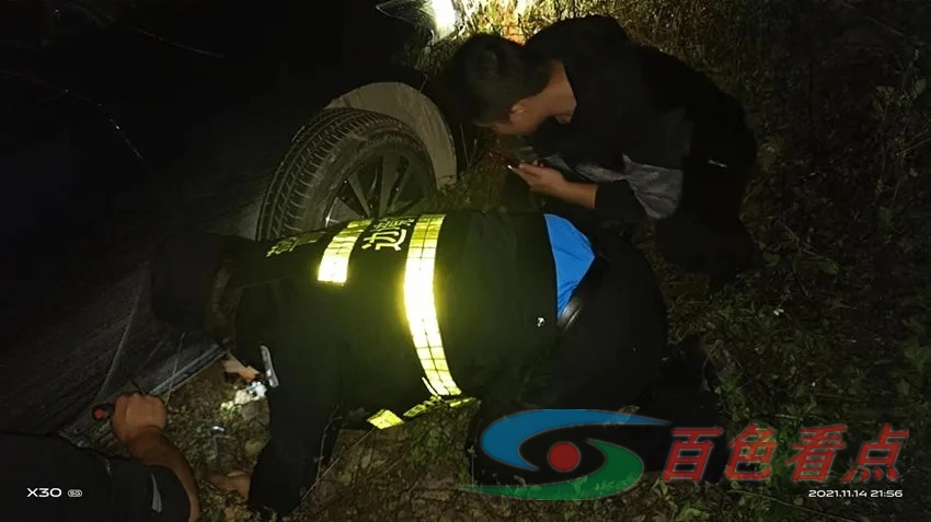 广西百色：民警“跪地”的瞬间，让受困群众破防了 广西,广西百色,西百,百色,民警