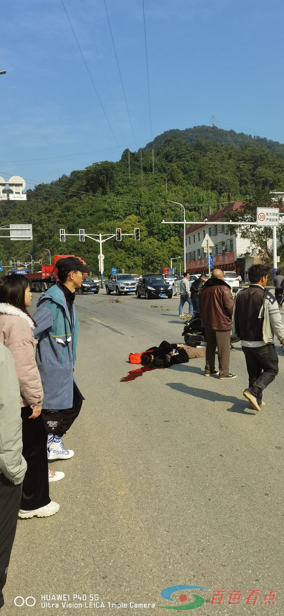 百色北十字路口发生车祸，女子倒地流了一滩血 百色,十字,十字路,十字路口,路口