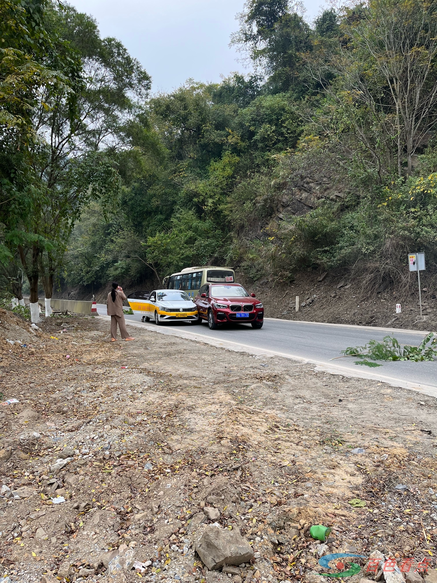 国道324田林往百色方向一辆红车宝马车跟教练车撞了 国道,324,田林,百色,方向