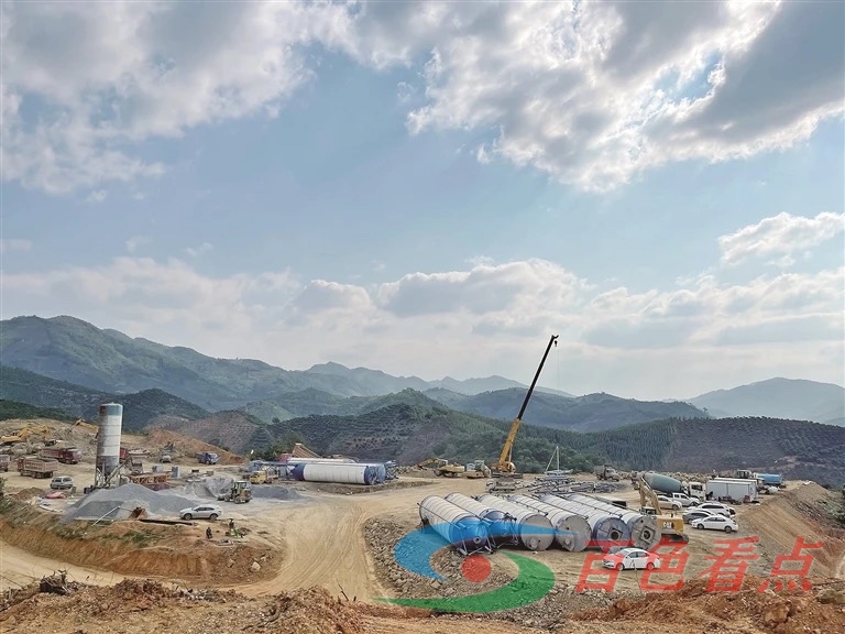 百色巴马机场高速公路项目田阳区玉凤镇路段工地上机器轰鸣 百色,巴马,机场,机场高速,高速