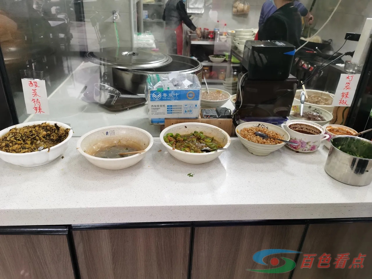 今天给大家介绍一家粉店：盛记土鸡大碗粉！在百色江滨二路 今天,大家,介绍,一家,土鸡