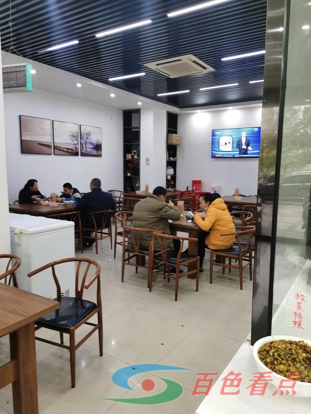 今天给大家介绍一家粉店：盛记土鸡大碗粉！在百色江滨二路 今天,大家,介绍,一家,土鸡