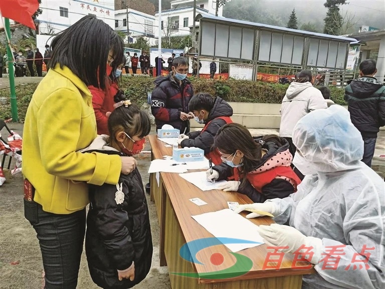 田阳区身穿“红马甲”的志愿者格外醒目 田阳,身穿,红马,红马甲,马甲