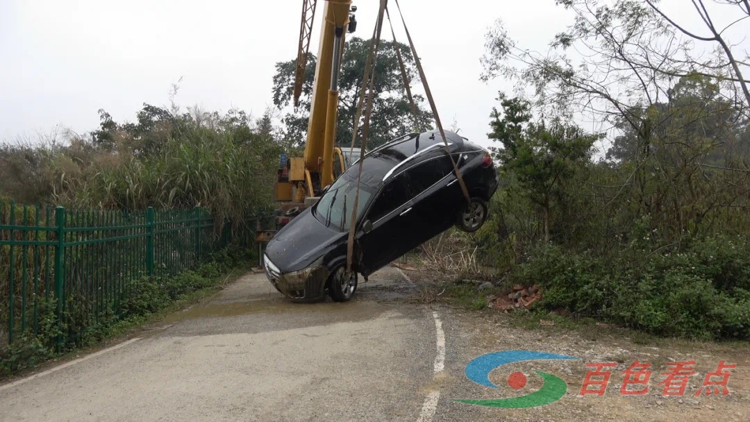 百色一小车冲入水塘，车上4人不幸遇难 百色,一小,小车,车冲,冲入