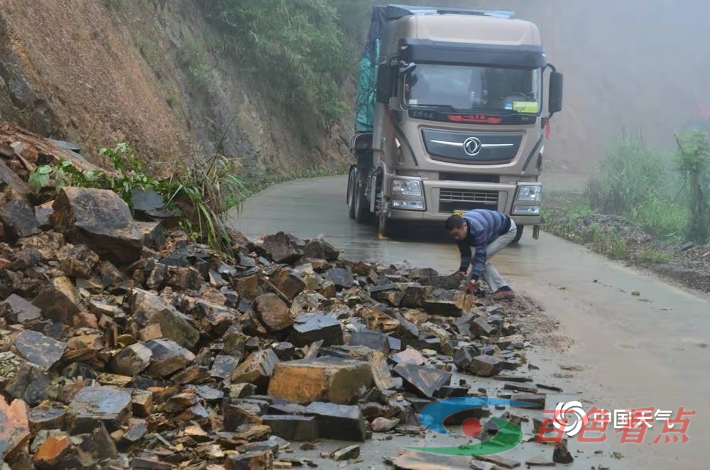 百色市遭遇持续强降雨 致多条乡村道路出现塌方 百色,百色市,遭遇,持续,续强