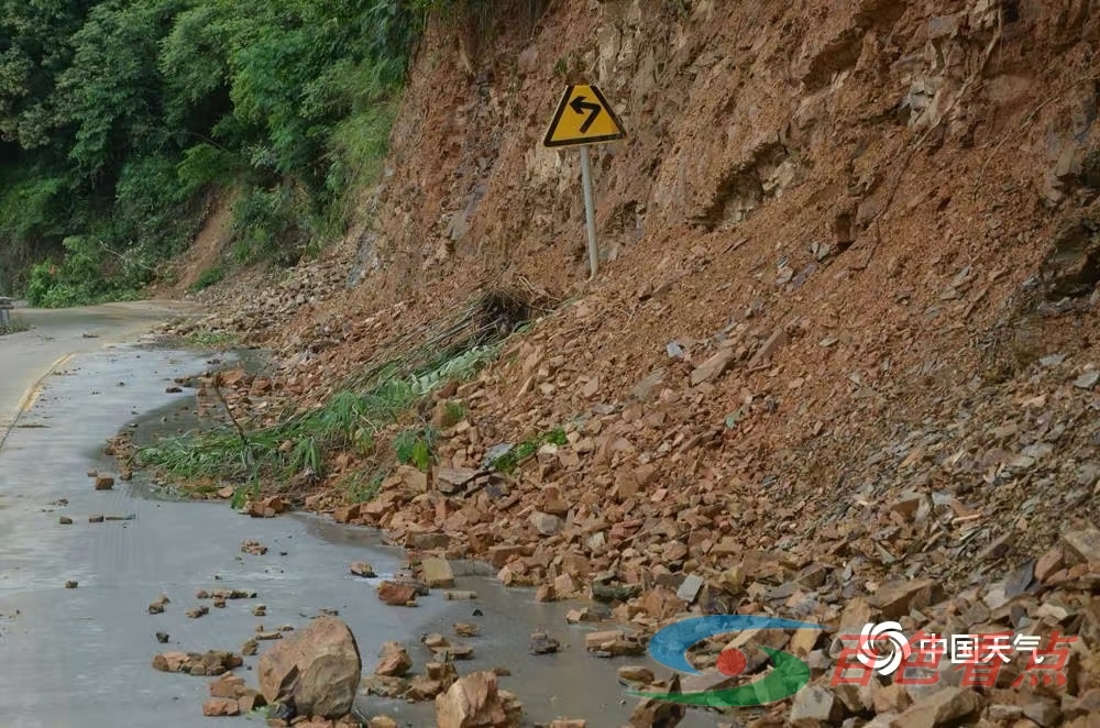 百色市遭遇持续强降雨 致多条乡村道路出现塌方 百色,百色市,遭遇,持续,续强