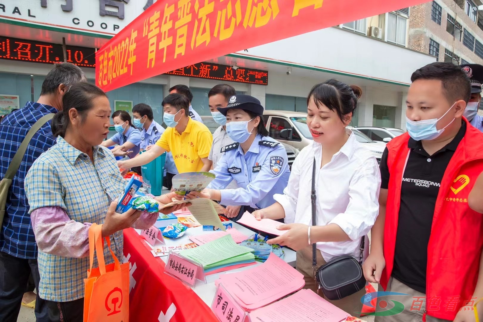 百色市委政法委、市法学会组织有关部门到右江区汪甸乡开展法律宣传活动 百色,百色市,市委,委政,政法