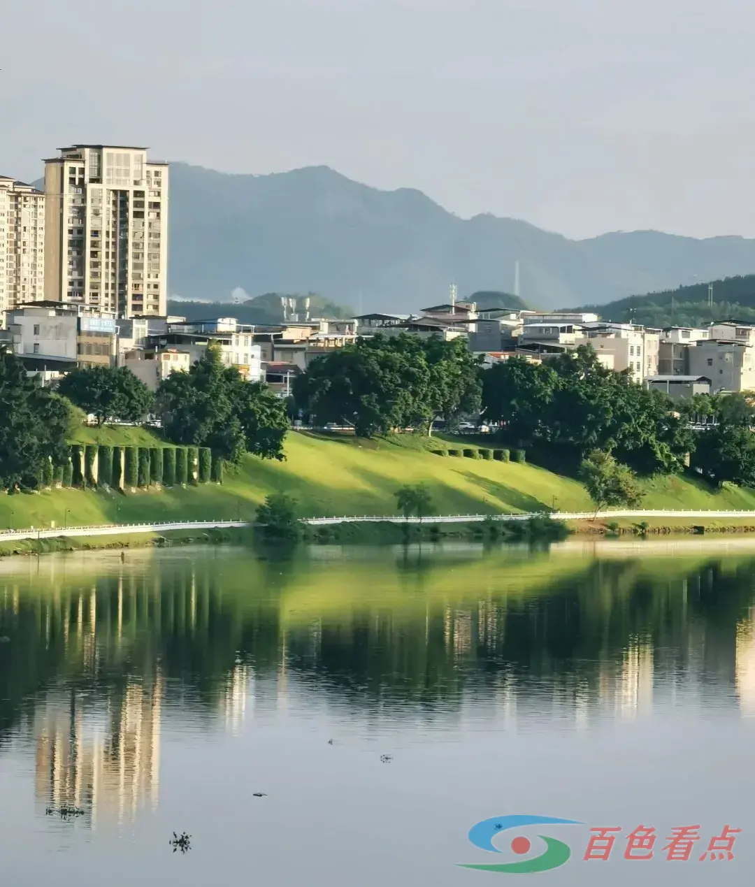 8月5日实拍百色市江滨路绿化实景，绿化还是很好的 