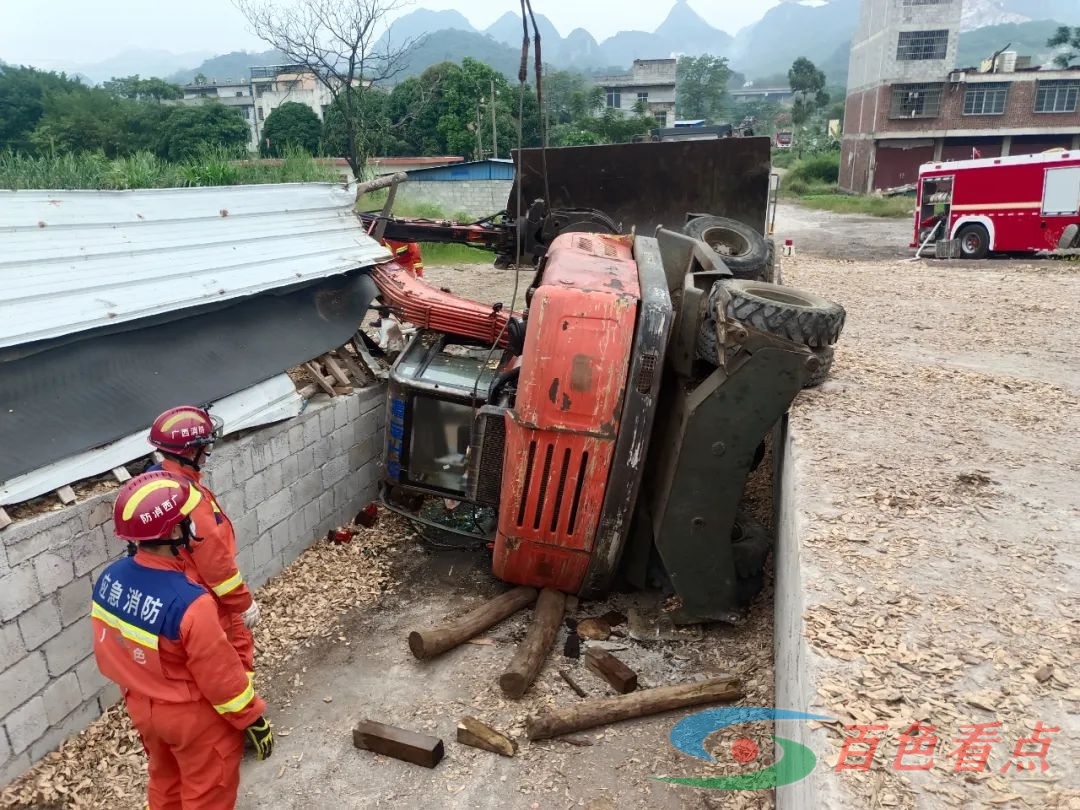 平果一木材加工厂发生抓木机侧翻至装货沟事故，一人被困 