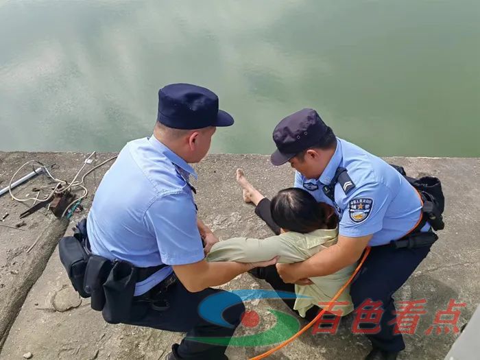 百色东合桥一女子欲跳河轻生，辅警飞身跨栏成功救下 