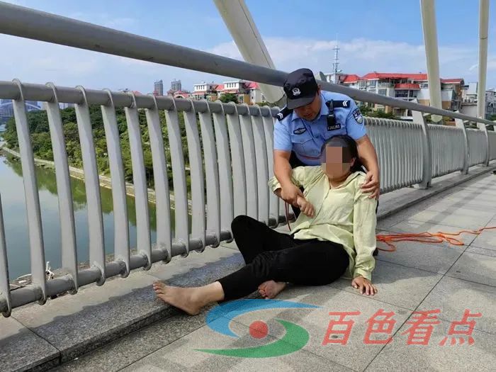 百色东合桥一女子欲跳河轻生，辅警飞身跨栏成功救下 