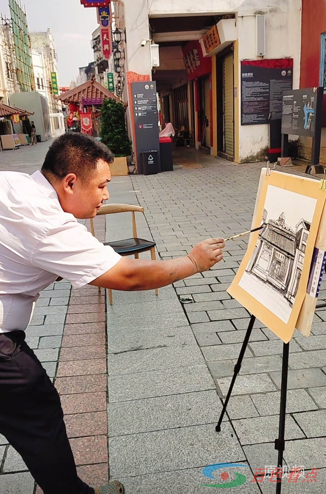 两位大师在百色解放街步行街这里画画，画的可以哦 