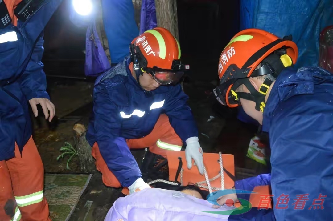 百色那坡暴雨冰雹天气 4名工人被困山上 