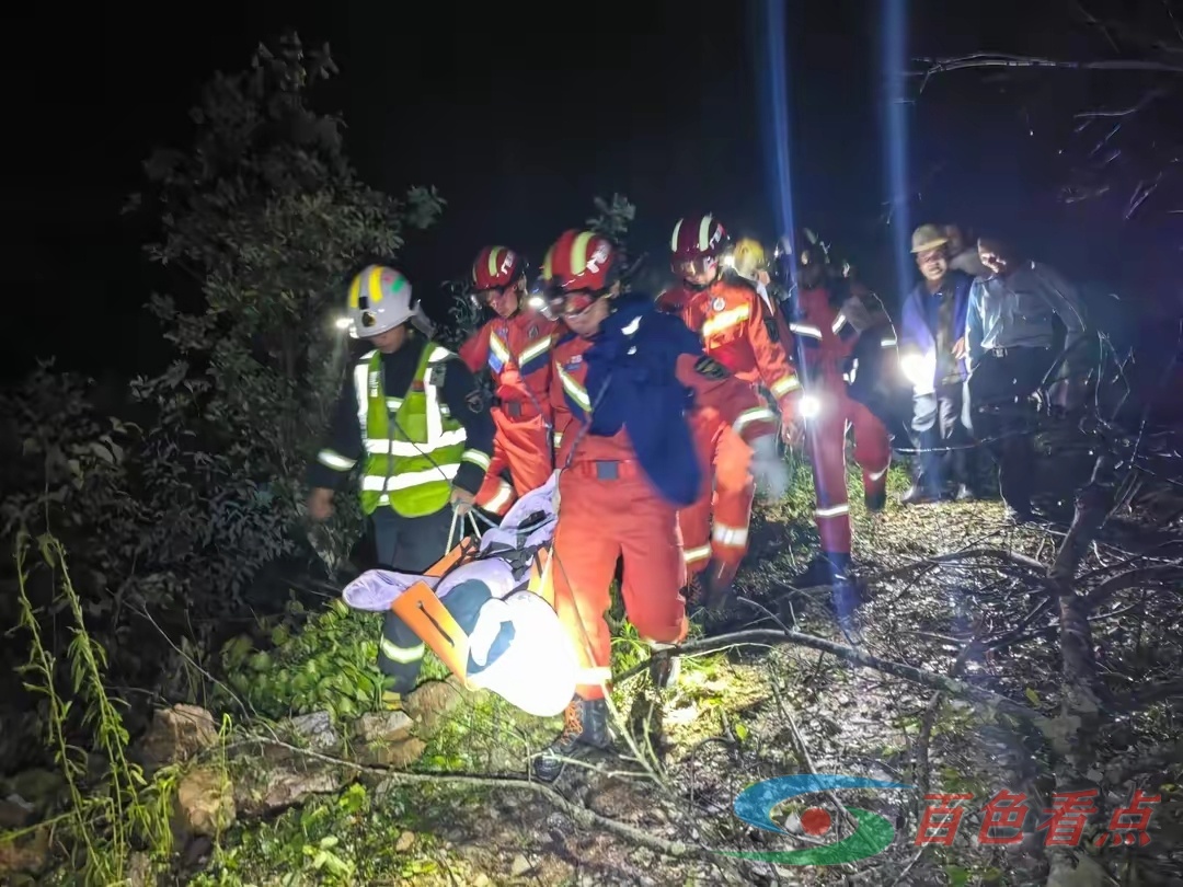 百色那坡暴雨冰雹天气 4名工人被困山上 