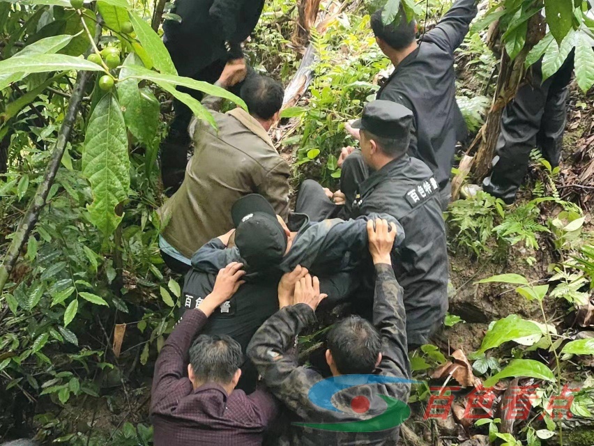 百色一老人走失多日 警方在山上中帮家属找到老人 