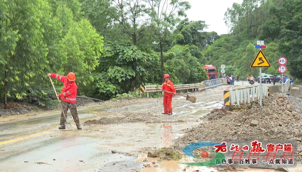 324国道田林潞城瑶族乡板桃村泥石流中断处道路恢复通车 