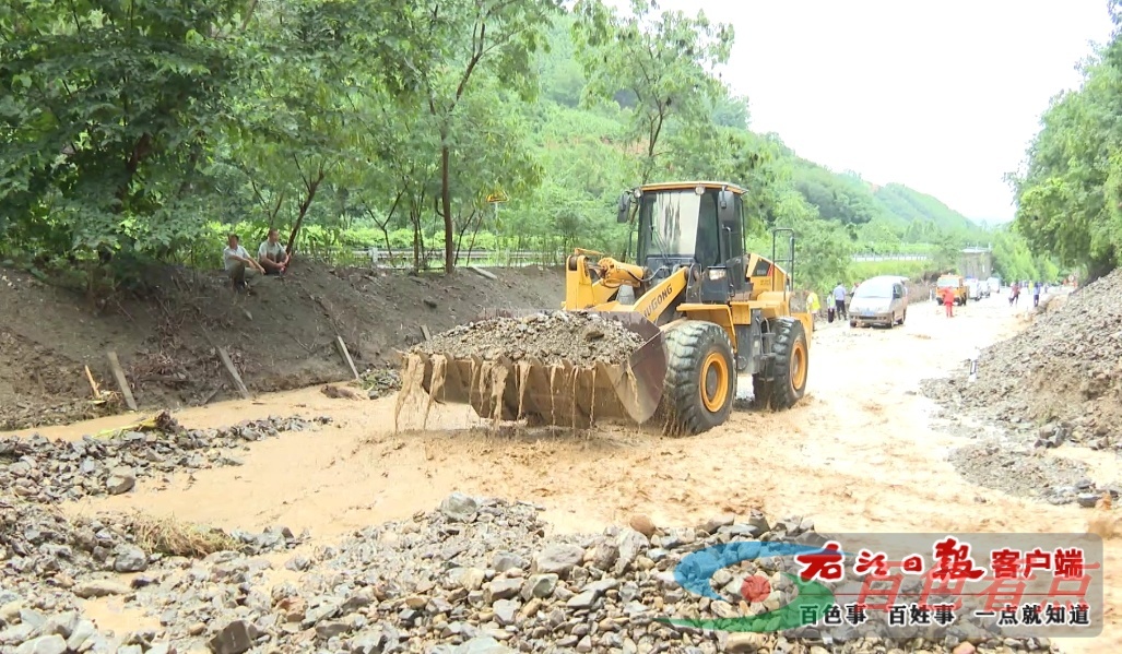 324国道田林潞城瑶族乡板桃村泥石流中断处道路恢复通车 