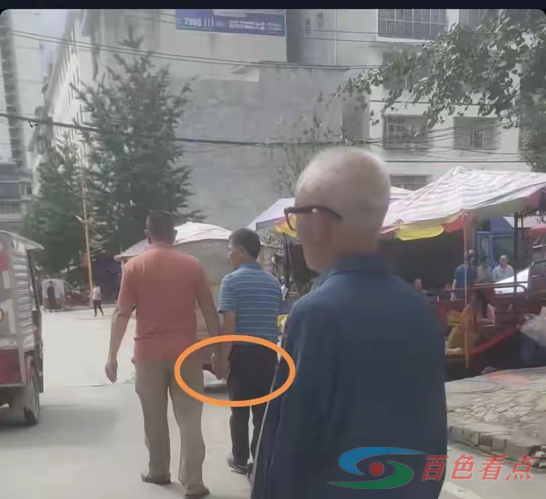 毁三观？百色乐业惊现两男子手牵手逛街引争议。 