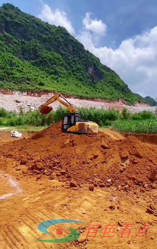 百色靖西一小孩开挖掘机上热门，小小年纪熟门熟路 