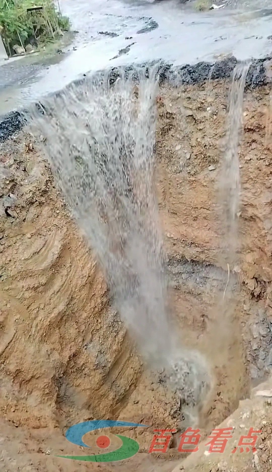 好神奇，百色那坡县一村庄村里的道路中间突然塌陷出一个坑洞 