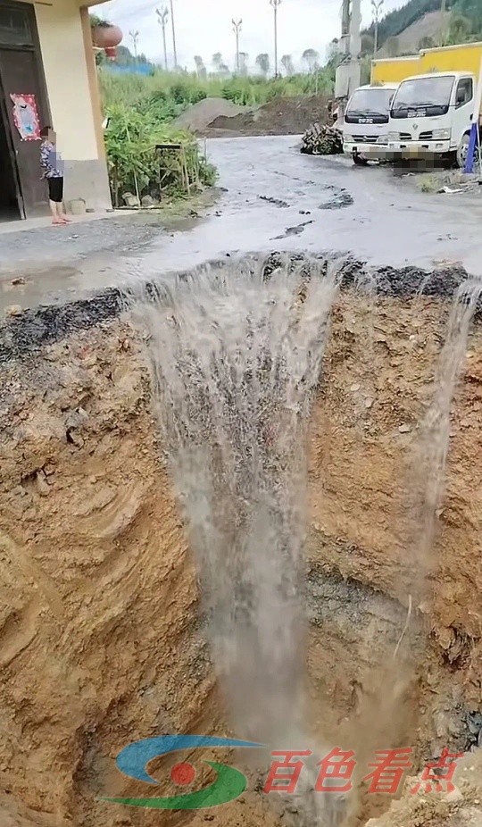 好神奇，百色那坡县一村庄村里的道路中间突然塌陷出一个坑洞 