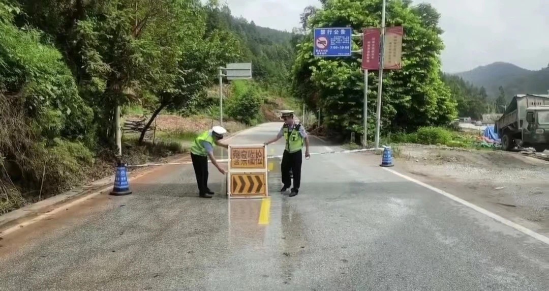 路况提示：国道G359线百色市那坡县辖区三中连心桥往新车站路段路面开裂 