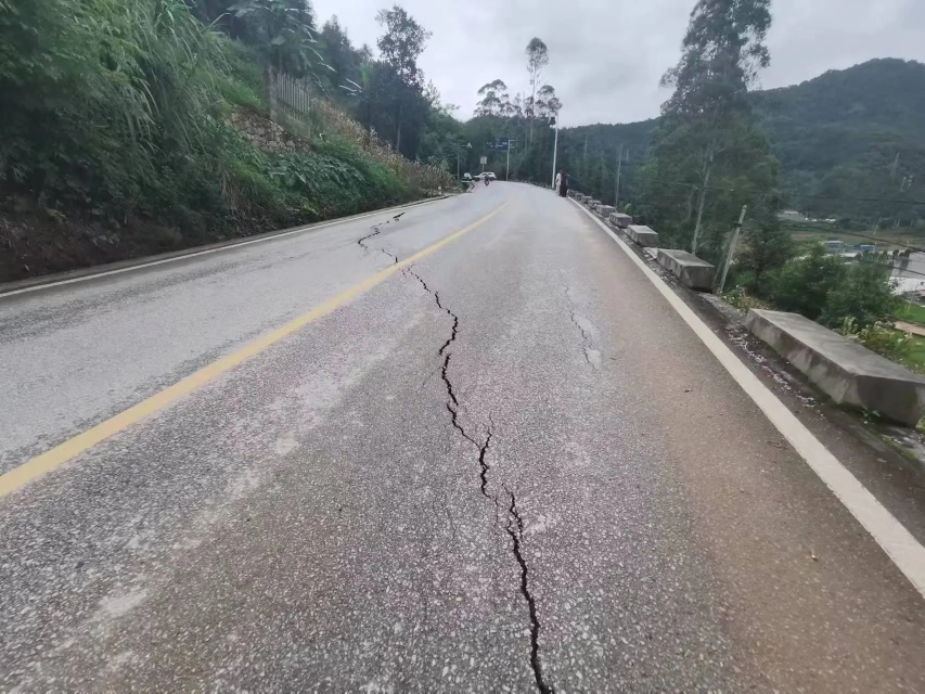 国道G359线百色市那坡县辖区三中连心桥往新车站路段路面开裂 注意绕行 