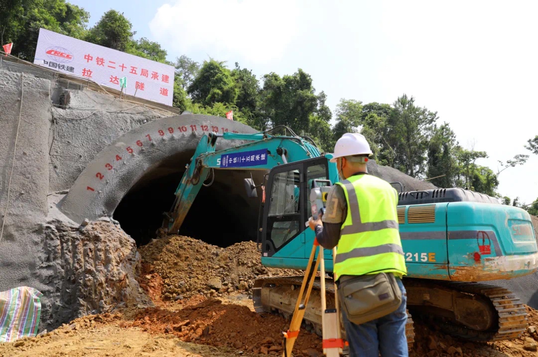 黄百铁路广西段先行开工点实现全部开工 