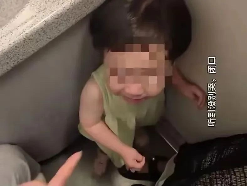 网友吵翻！1岁多女童哭闹被陌生女子带走关厕所…… 