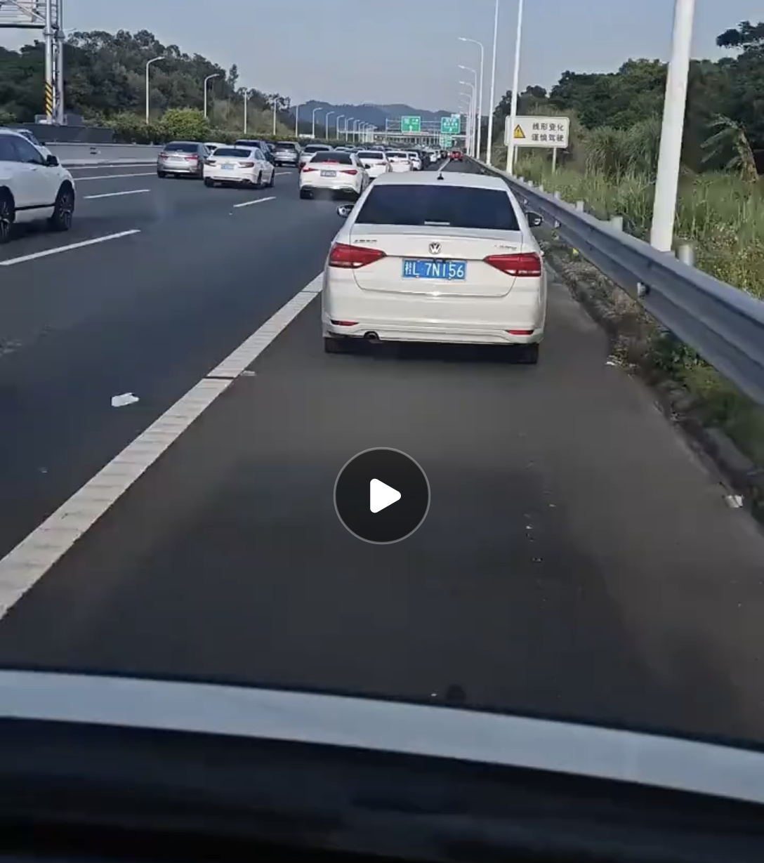 一辆广西百色牌的轿车在高速上不让救护车，被网友骂上热搜！ 