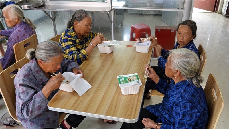 田阳区首个村级老年食堂揭牌运营 