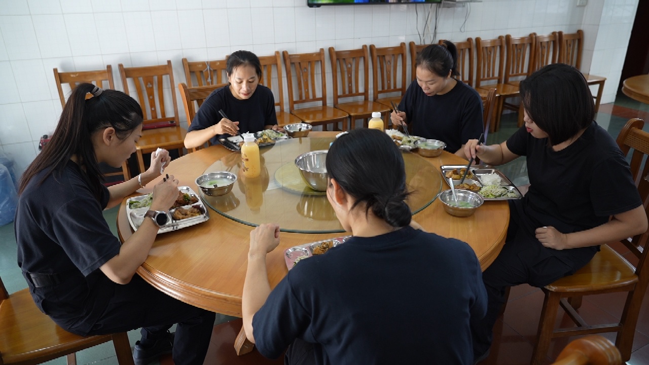 铁血柔情女骑警 守护红城保平安 