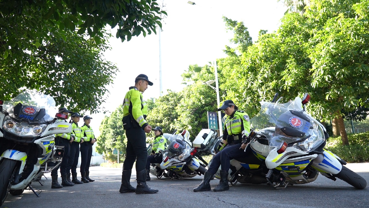 铁血柔情女骑警 守护红城保平安 