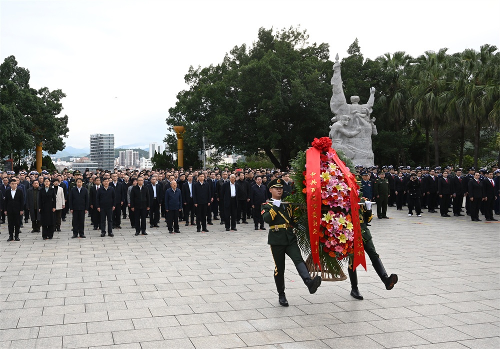 市委、市政府举行纪念百色起义95周年敬献花篮仪式 