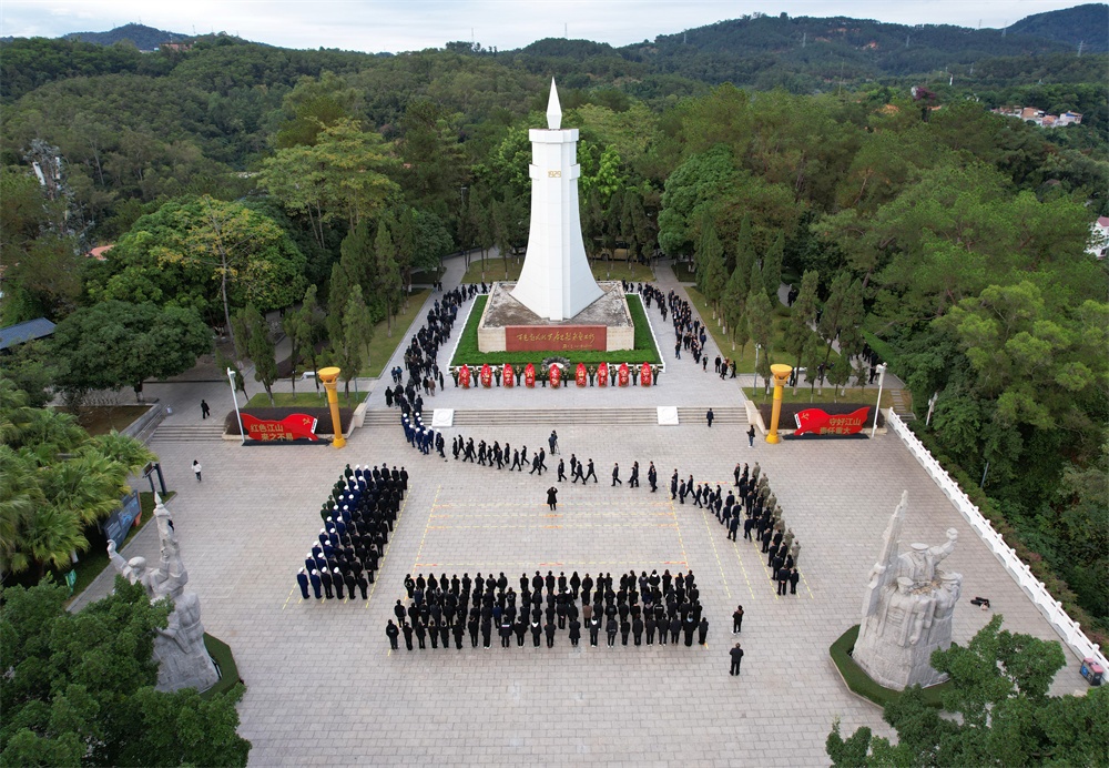 市委、市政府举行纪念百色起义95周年敬献花篮仪式 